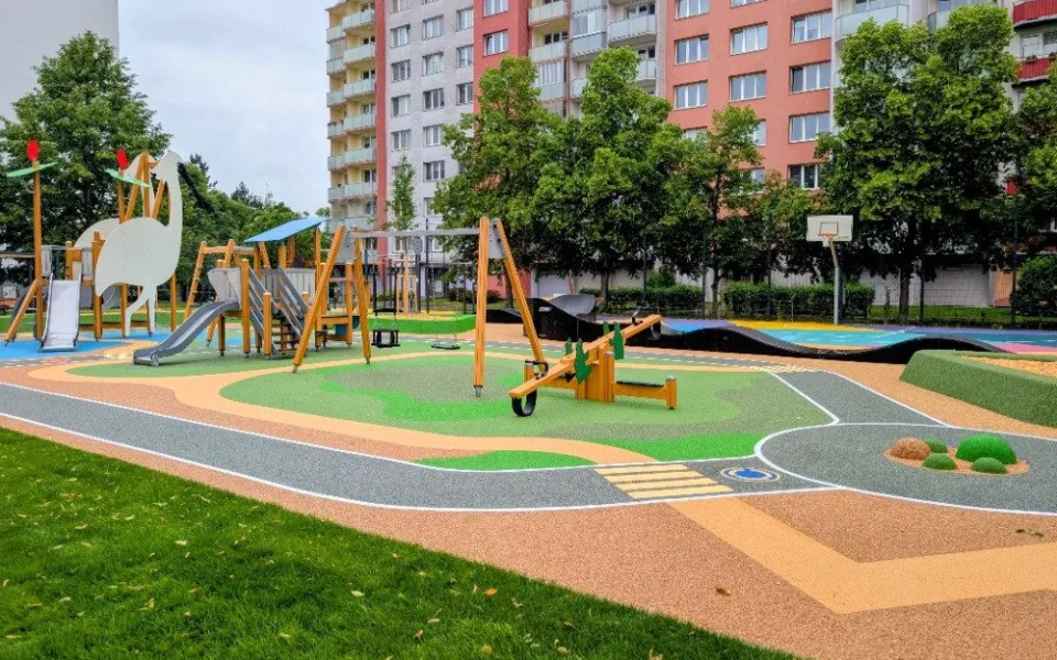 Na Vltavě otevřeli nové hřiště za devět milionů. Nechybí pumptrack ani workout
