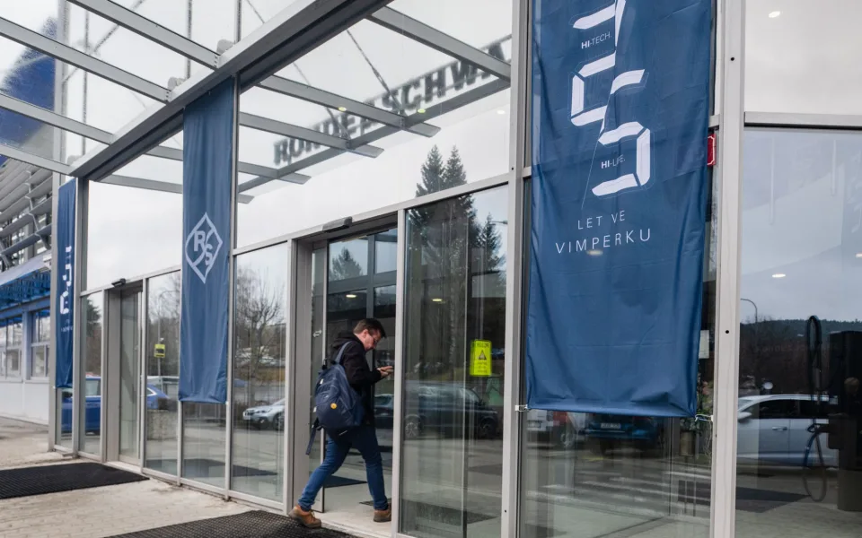 Rohde &amp; Schwarz ve Vimperku slaví 25 let. Zahrají Chinaski i No Name.