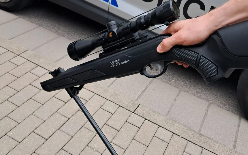 Ozbrojený muž, po kterém pátrala policie ve Strakonicích, čelí obvinění z týrání zvířat