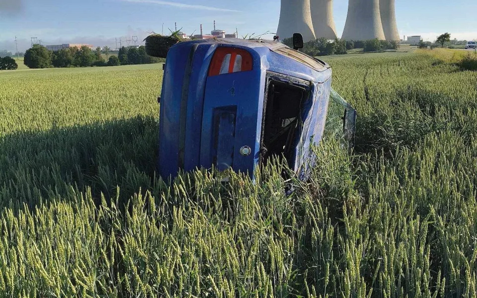 Mladý řidič nezvládl u Temelína řízení. Auto skončilo převrácené v poli