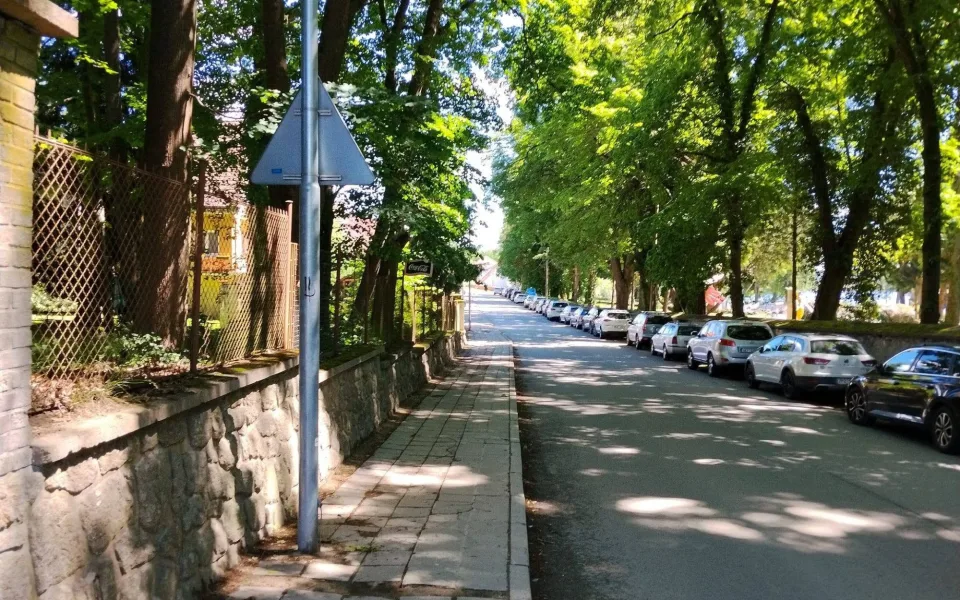 V Chlumu otevřel kontroverzní Svět Obrů. Ulice zaplnila auta, internet falešné recenze