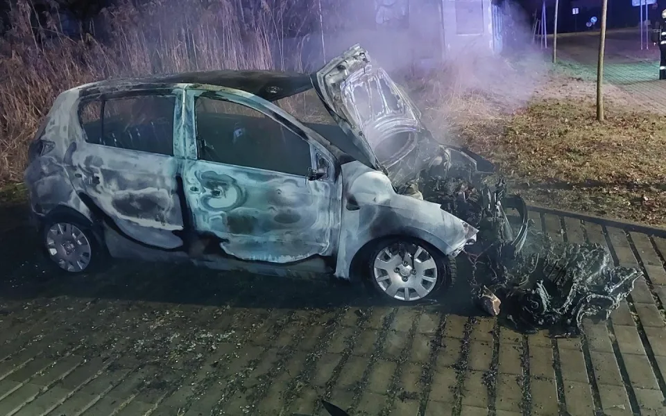 Policie obvinila muže, který měl zosnovat zapálení auta hlubockého zastupitele