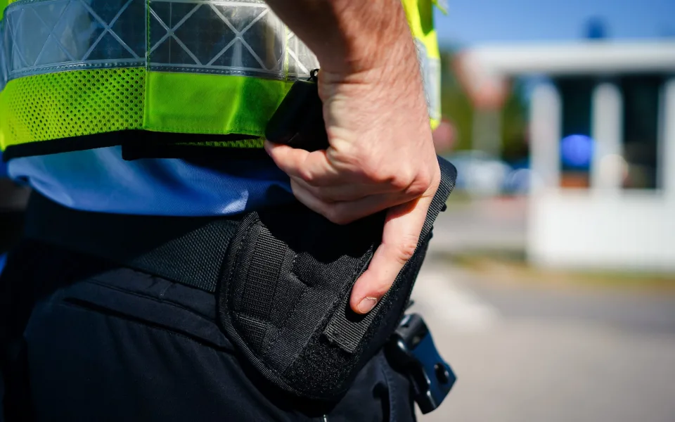 Popíjení se změnilo ve nebezpečnou hádku. Muž vyhrožoval známému namířenou pistolí