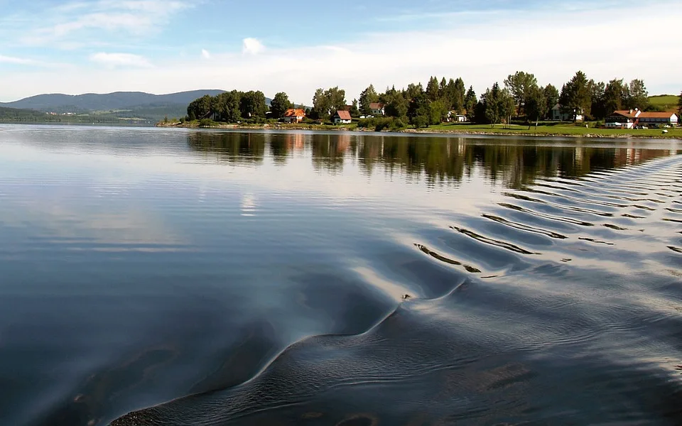 Odrazuje „zelené Lipno“ turisty? Nemáme takovou zkušenost, říkají provozovatelé