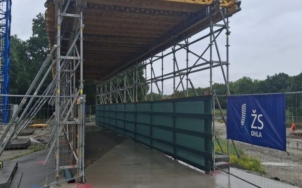 Cyklisty mezi Budějcemi a Hlubokou chrání nový tunel, brzy povede pod přemostěním
