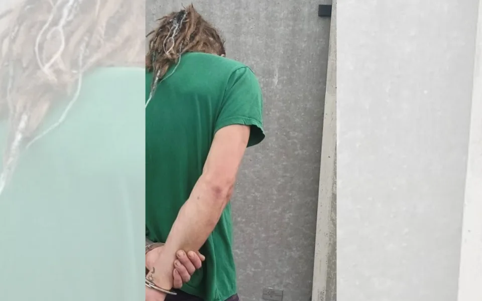 Ženu škrtil a křičel, že ji zabije. Násilník marně utíkal před policií