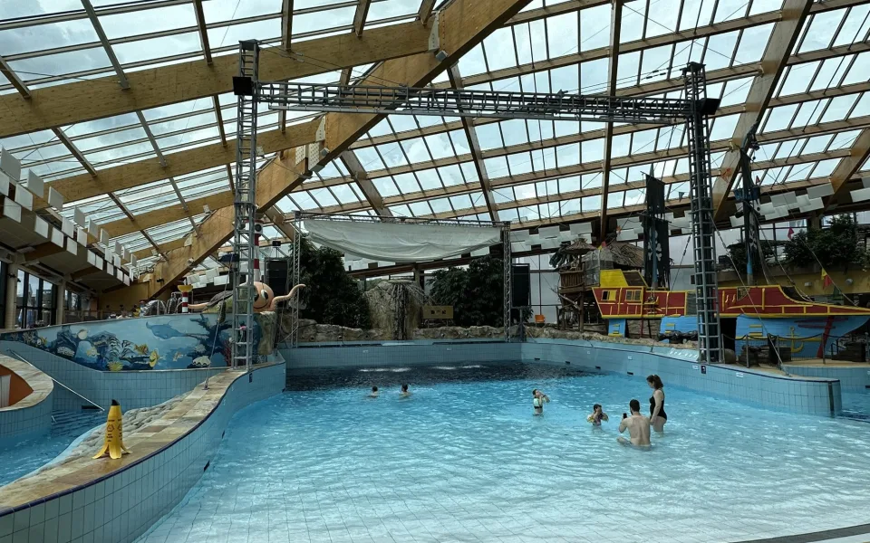Tematické večery i exotické menu. Aquapalace Praha láká na léto ve stylu Tahiti