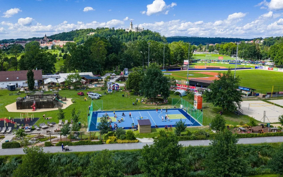 Hluboká otevřela víceúčelové hřiště a vyčíslila ekonomické přínosy sportu.