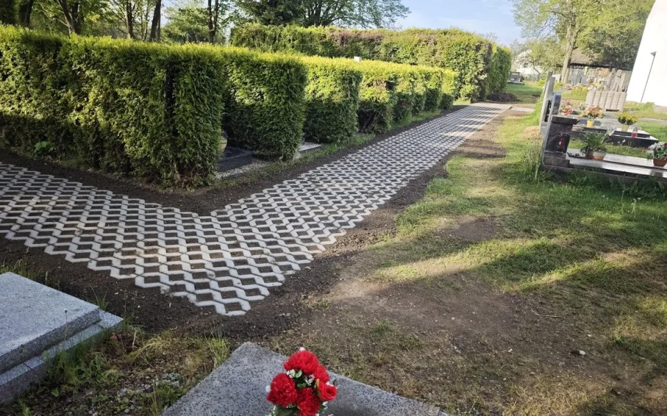Po letech bláta a kaluží. Hřbitov v Boršově nad Vltavou má nové chodníky