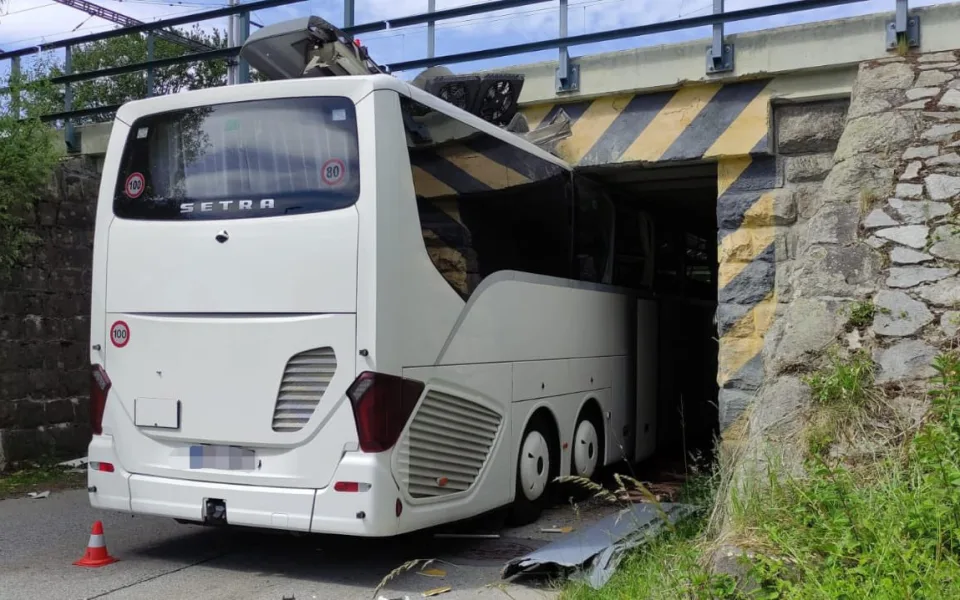 Autobus se u Dolního Dvořiště zasekl pod viaduktem. Řidič nerespektoval značení