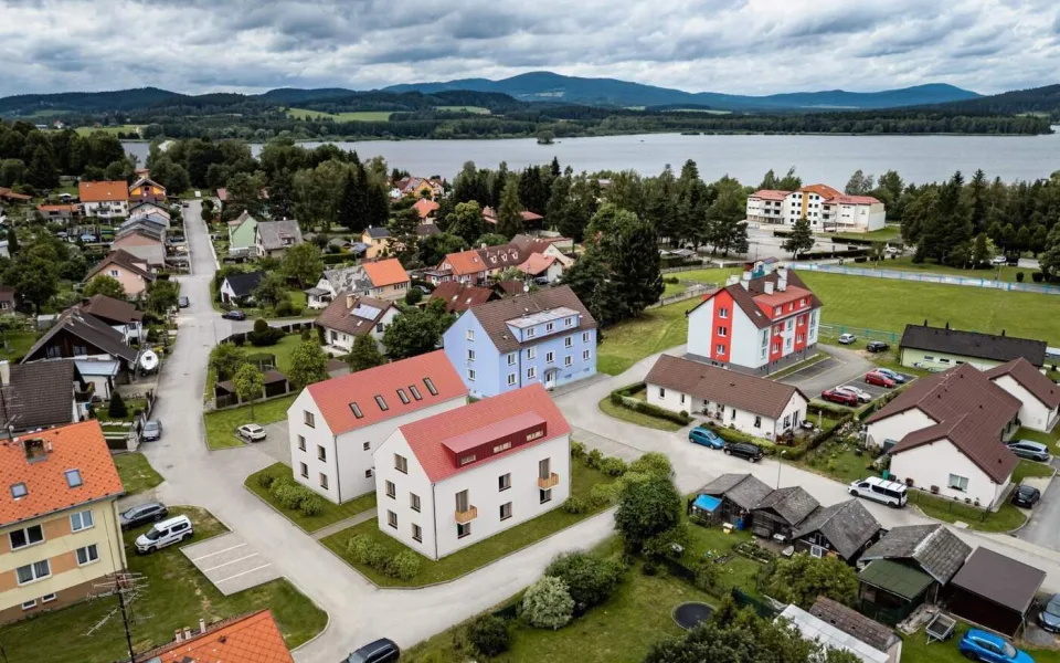 Moderní byty v Černé v Pošumaví lákají na druhý domov i investici