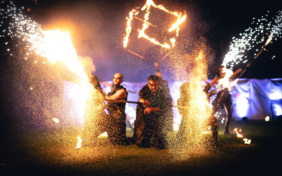 Ohňová show, akrobaté i koupání. Volyňské koupaliště ožije festivalem Art Camp