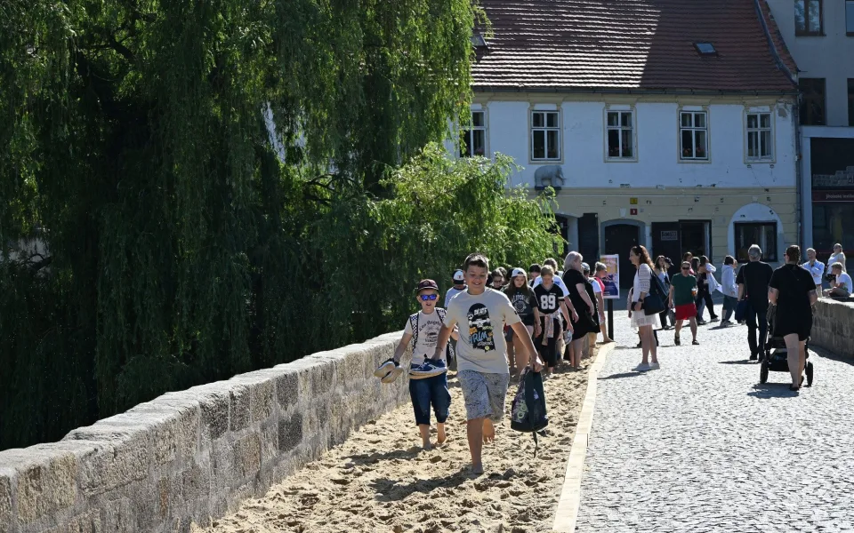 Místo dlažby písek. Nejstarší kamenný most v Česku se proměnil v pláž