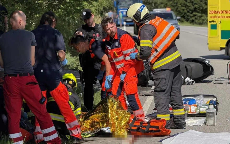 Muž na skútru utrpěl devastující zranění nohy. Krvácení zastavili svědc