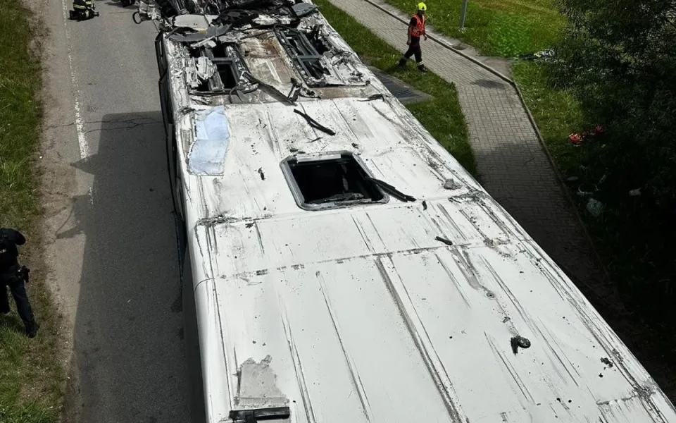 Řidič autobusu, který uvízl pod viaduktem, čelí stíhání. Hrozí mu až pět let vězení