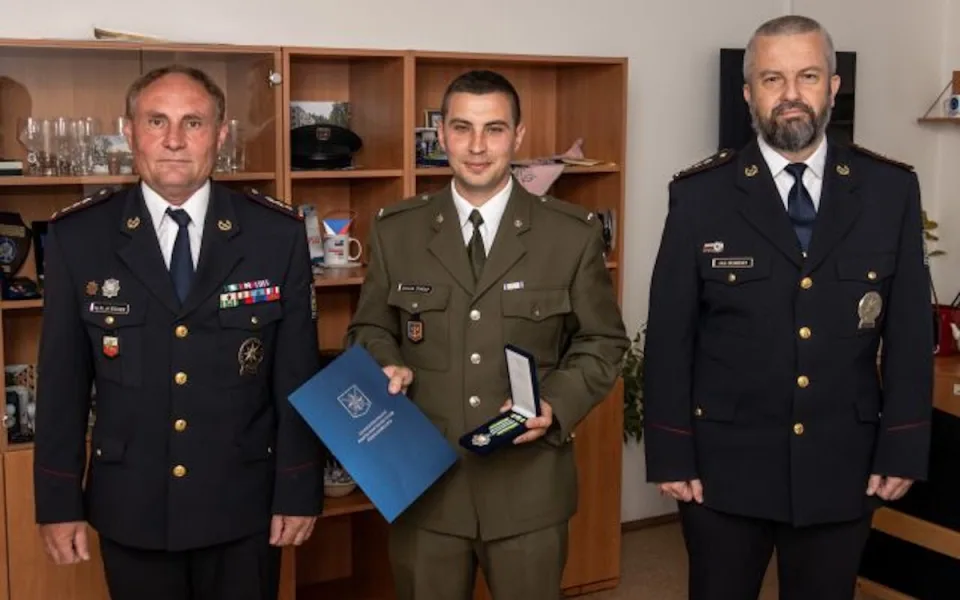 Četař z jihu Čech našel ztraceného seniora, za jeho záchranu si vysloužil medaili