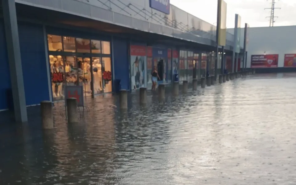 Jihočechy potrápily bouřky. Nejely některé vlaky, hasiči odčerpávali vodu a uklízeli