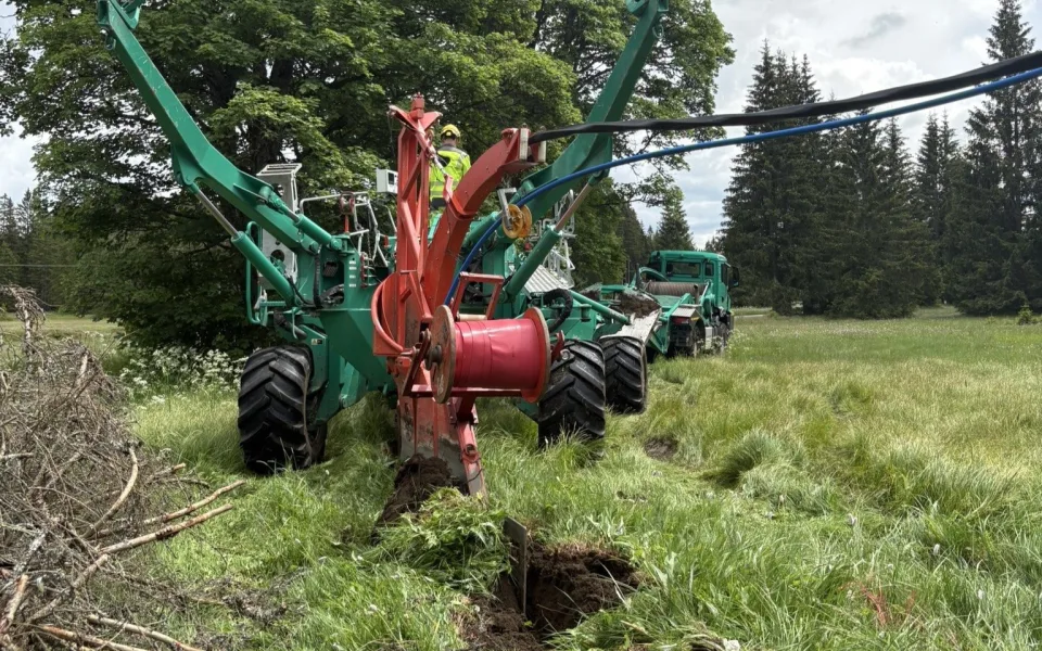 EG.D poprvé na jihu Čech ukládá kabely do země novou technologií