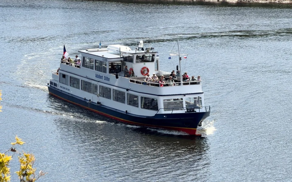 Na Lipno trochu jinak. Lodní výlet nabídne výhledy, zážitky i chvíli klidu