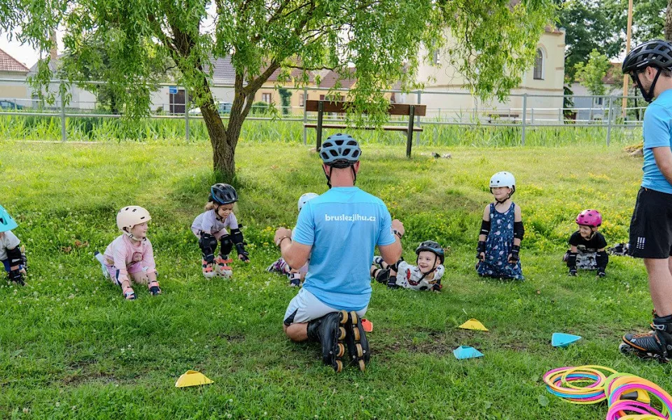 Jak správně brzdit na inline bruslích a nebát se rychlosti
