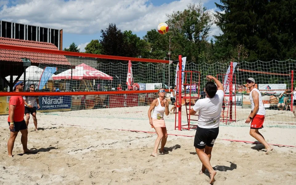 Jubilejní turnaj Beach pro BAZALKU vynesl na podporu centra 173 tisíc korun