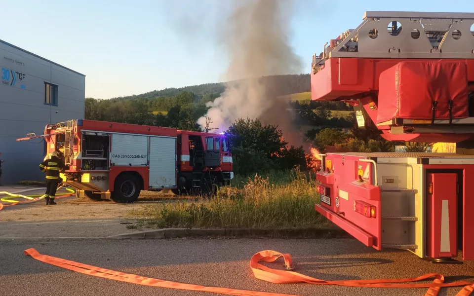 V Prachaticích hořela truhlárna a sklad dřeva, jeden hasič zkolaboval.