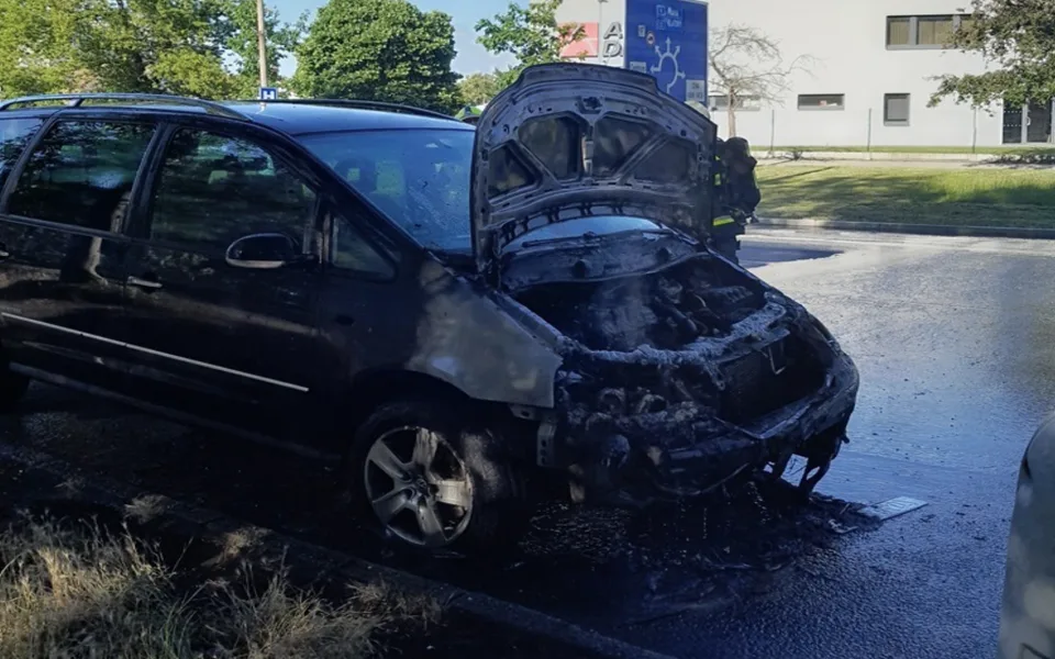 Auto ve Strakonicích za jízdy začalo doutnat a následně vybuchlo.