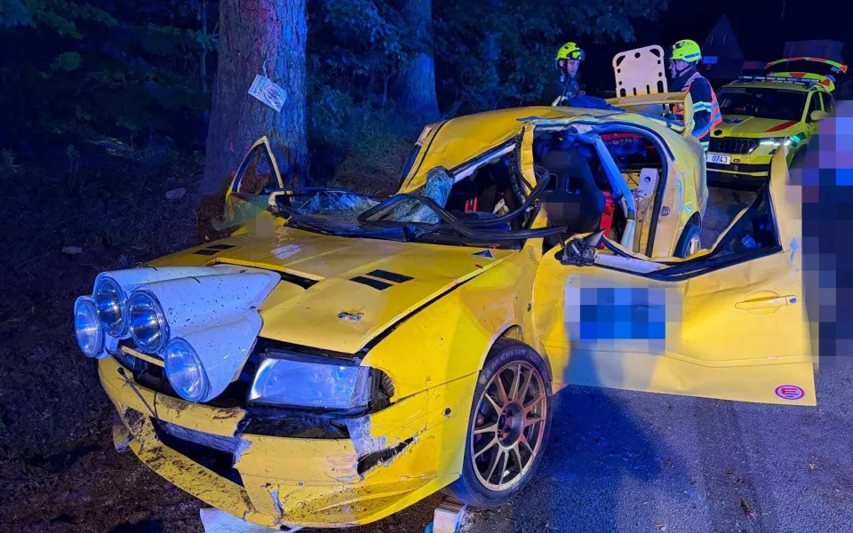 Nehoda na rallye skončila vážným zraněním řidiče, do akce vzlétl vrtulník