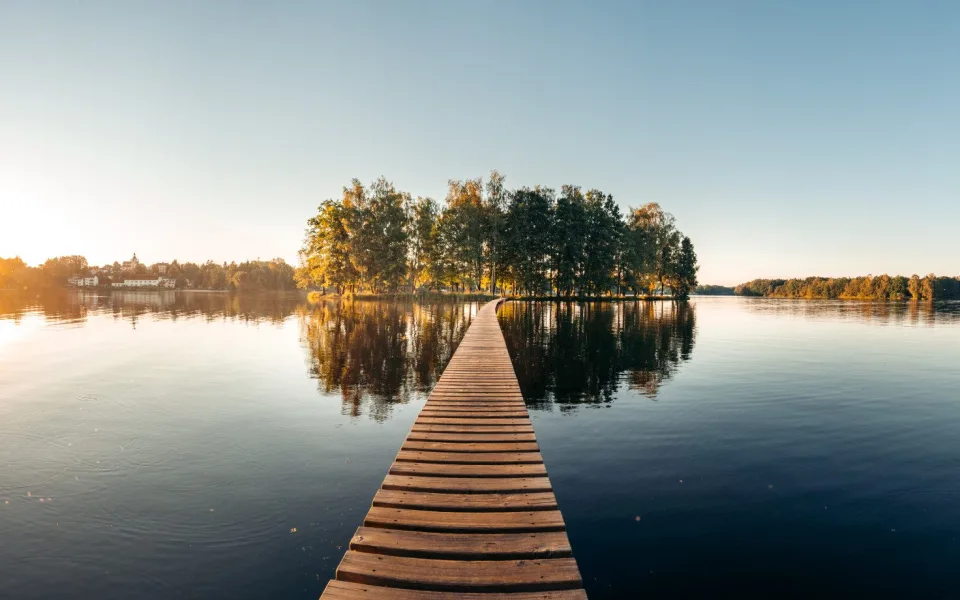 Hygienici varují. Na Orlíku platí zákaz koupání a voda už se kazí i na Lipně