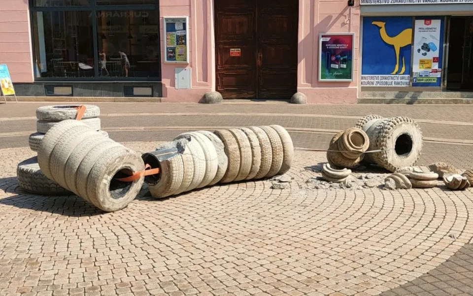 Nepozorný řidič nacouval do uměleckého díla v Budějcích, škoda je tři sta tisíc