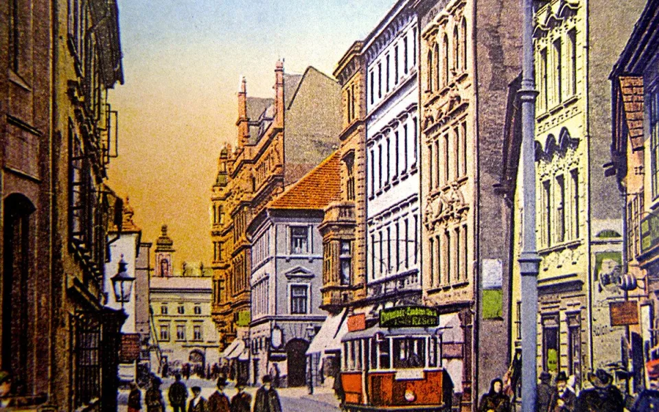 Pohled Vídeňskou k náměstí přibližně po roce 1909 (tramvaje)