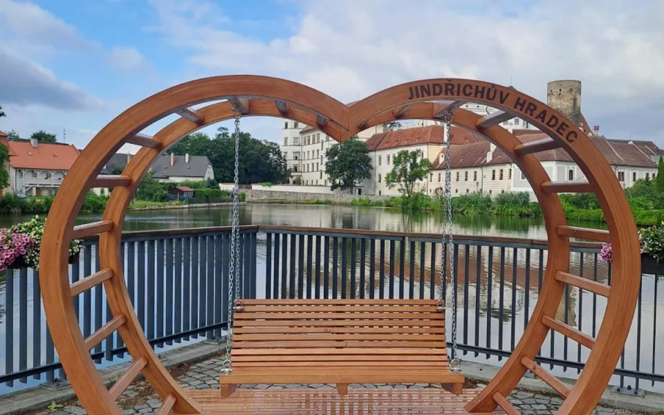 Nový fotopoint i místo k posezení. Nábřeží v Jindřichově Hradci doplnily LOVEčky.