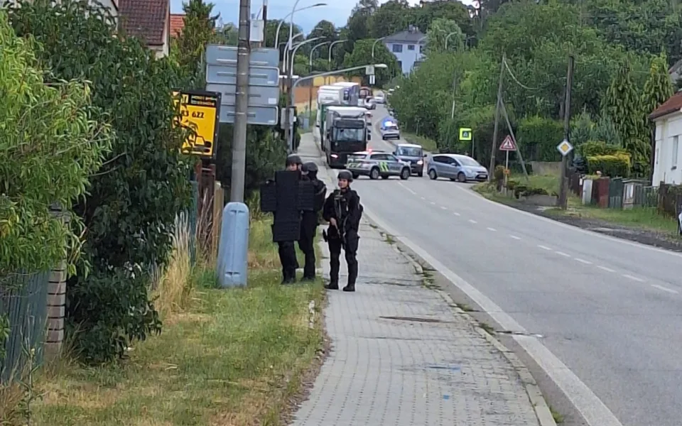 Policie ve Strakonicích pátrá po ženě se střelnou zbraní, mířila na svého souseda