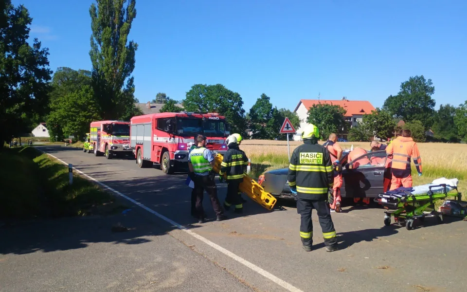 U Svatkovic havarovalo auto. Zraněného seniora vyprošťovali hasiči