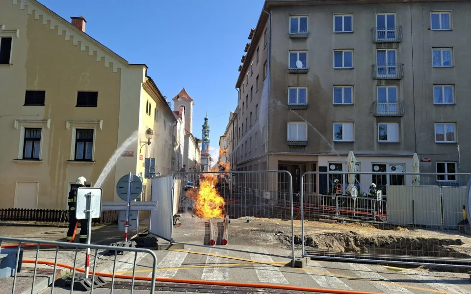 Plameny šlehají pět metrů do výšky. Hasiči zasahují u požáru plynu v Budějcích