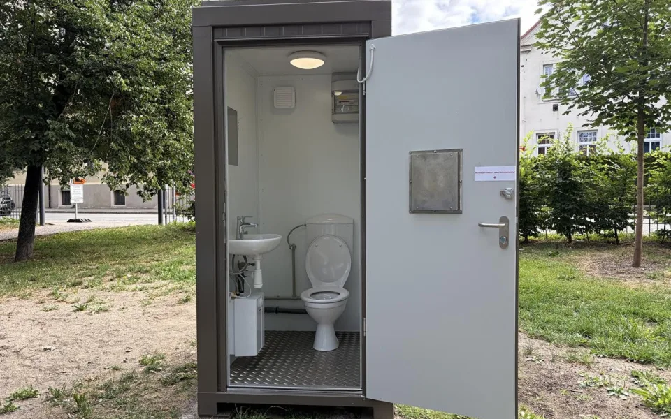 U dětských hřišť v Budějcích přibyly nové toalety. Použít je můžete za 10 korun
