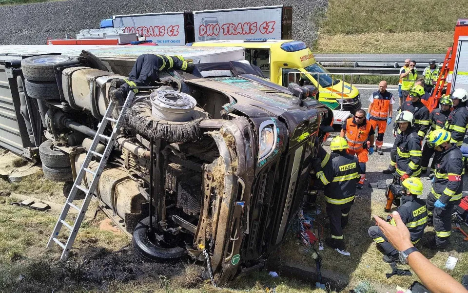 Na D3 havaroval kamion, doprava stojí. Pro zraněného řidiče letěl vrtulník