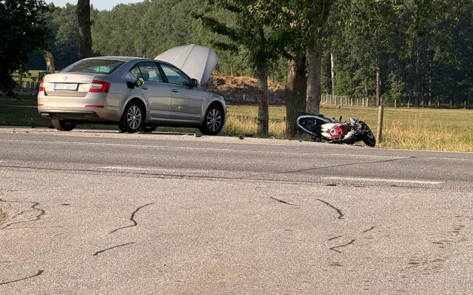 Střet motorky s autem u Maloviček. Zraněnou ženu transportoval do nemocnice vrtulník