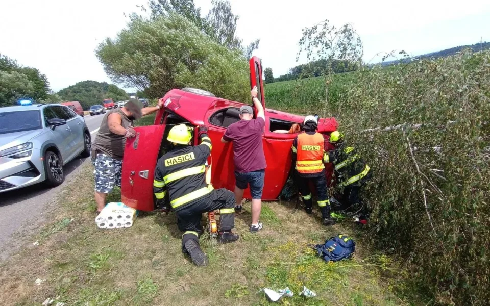 Auto u Vodňan narazilo do stromu. Zraněnou ženu museli vyprostit hasiči