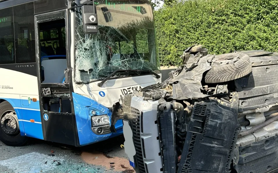 V Římově se střetl autobus s osobákem. Auto skončilo na boku, řidička v nemocnici