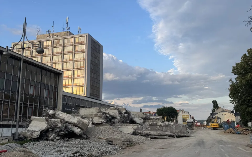 Z mostu Kosmonautů zbyla jen suť. Největší dopravní stavba roku vstupuje do další fáze