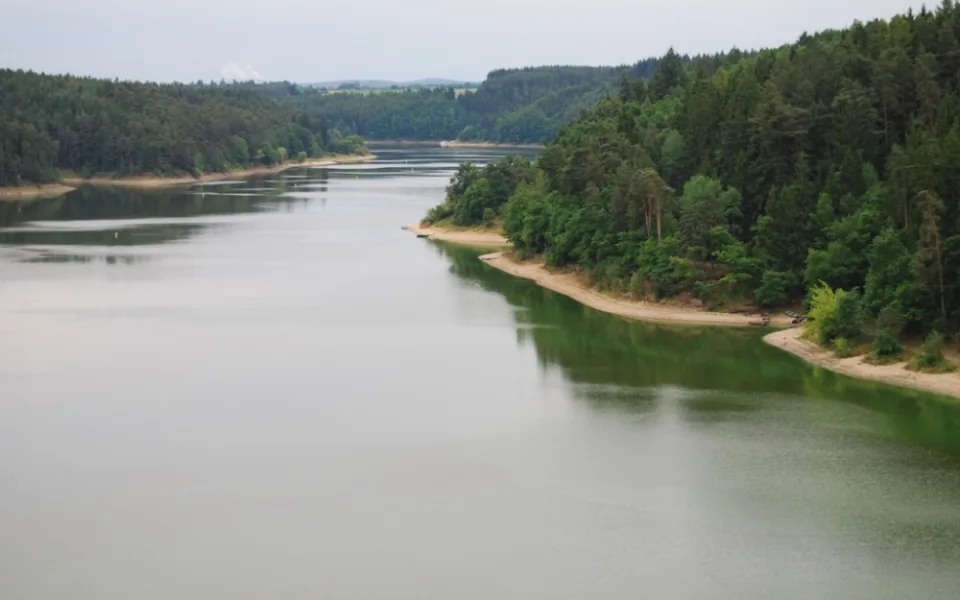 Hygienici dál varují před koupáním u Podolska na Orlíku