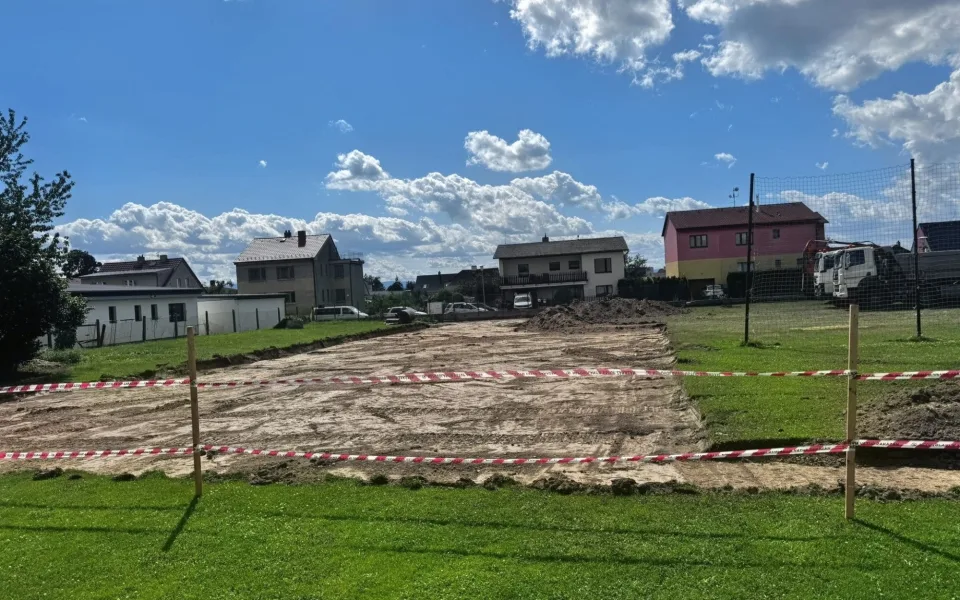 V Hodějovicích vzniká fotbalového hřiště s umělým povrchem. Sloužit bude celoročně