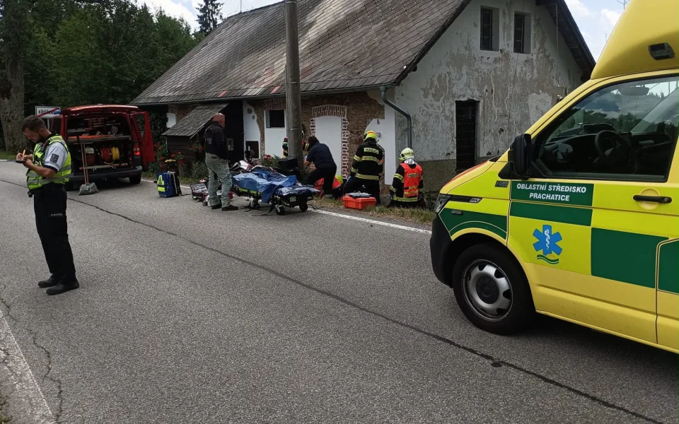Hasiči vyprošťovali motorkáře ze stísněného prostoru. Do nemocnice letěl vrtulníkem