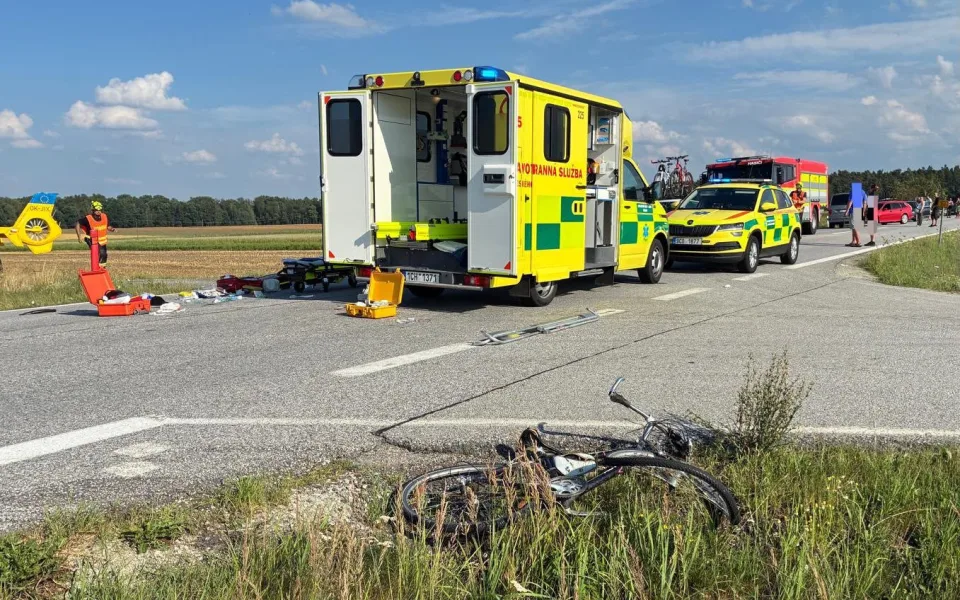 Senior bez přilby se u Ponědrážky střetl s autem. Utržel těžké poranění hlavy