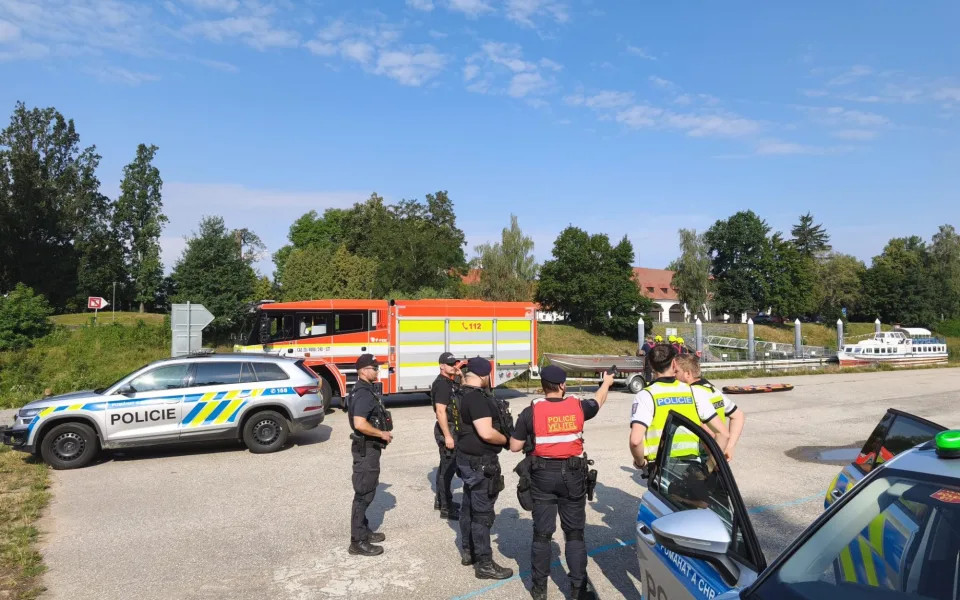 Muž v Budějovicích skočil z mostu do Vltavy, pátrají po něm desítky policistů