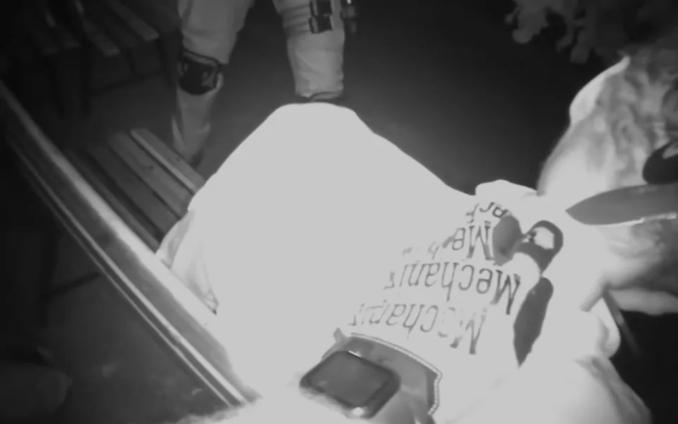 Dramatický zásah policistů. Muž si kolem krku utáhl stahovací pásku, chtěl zemřít