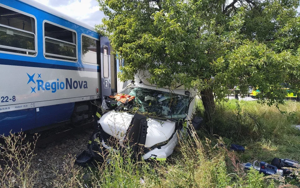 U Chýnova se střetl vlak s náklaďákem, na místě jsou zranění. K nehodě letí vrtulník záchranářů