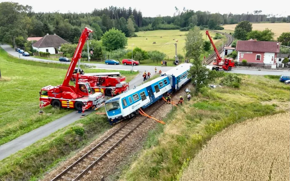 Po střetu vlaku s náklaďákem je na soupravě škoda pět milionů. Poškozená je i trať
