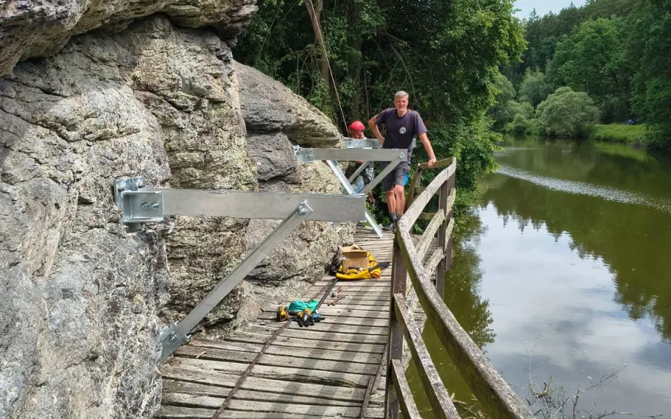 Obnova zničené lávky nad Lužnicí pokračuje. Na místě už stojí ocelové podpěry